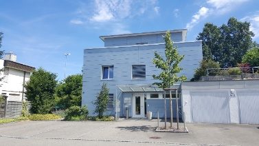 Das Praxisgebäude des Ärztehuus Vindonissa an der Ankerstrasse 9 in Windisch mit dem überdachten Eingang